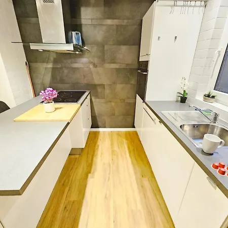 Apartmán Urban Calm 2br With Parking Space