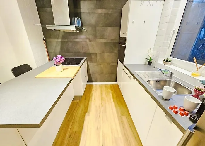 Apartment Urban Calm 2br With Parking Space